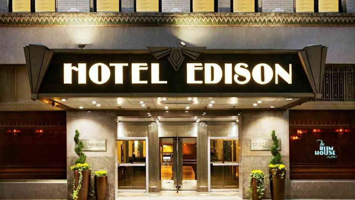 En hotelfacade med skiltet "Hotel Edison" over indgangen. (AI-genereret tekst)