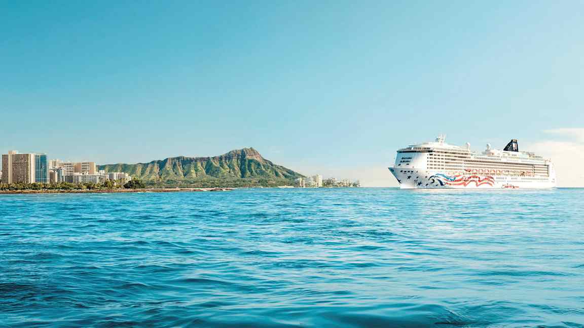 Et krydstogtskib sejler nær en kystlinje med bjergkæde og bygninger. (AI-genereret tekst)