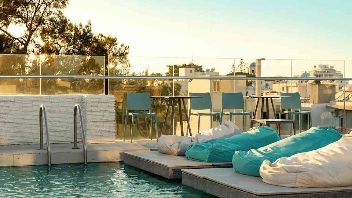 En pool med siddeplads ved solnedgang. (AI-genereret tekst)