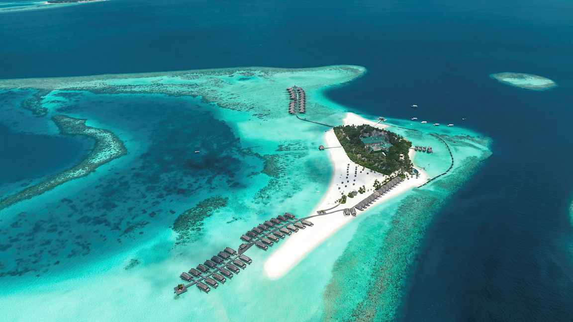 En lille tropisk ø omgivet af turkisblåt vand og rev. (AI-genereret tekst)