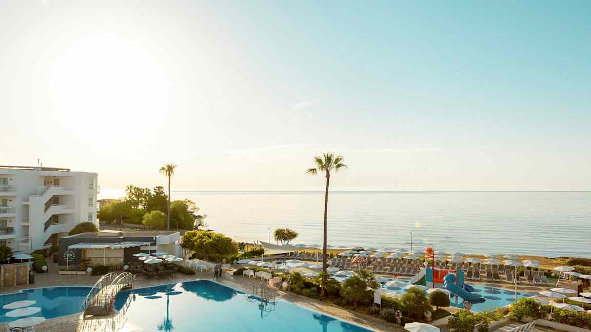 Et solbeskinnet feriested med swimmingpool og havudsigt. (AI-genereret tekst)