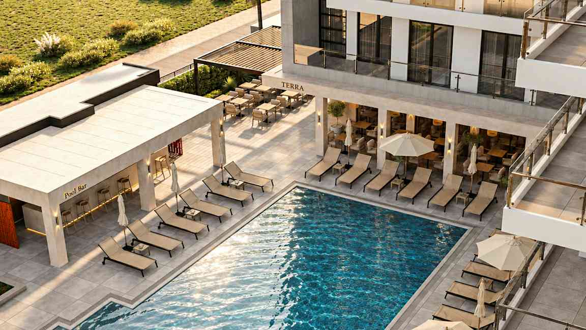 Hotelområde med pool, liggestole og restaurantområder. (AI-genereret tekst)