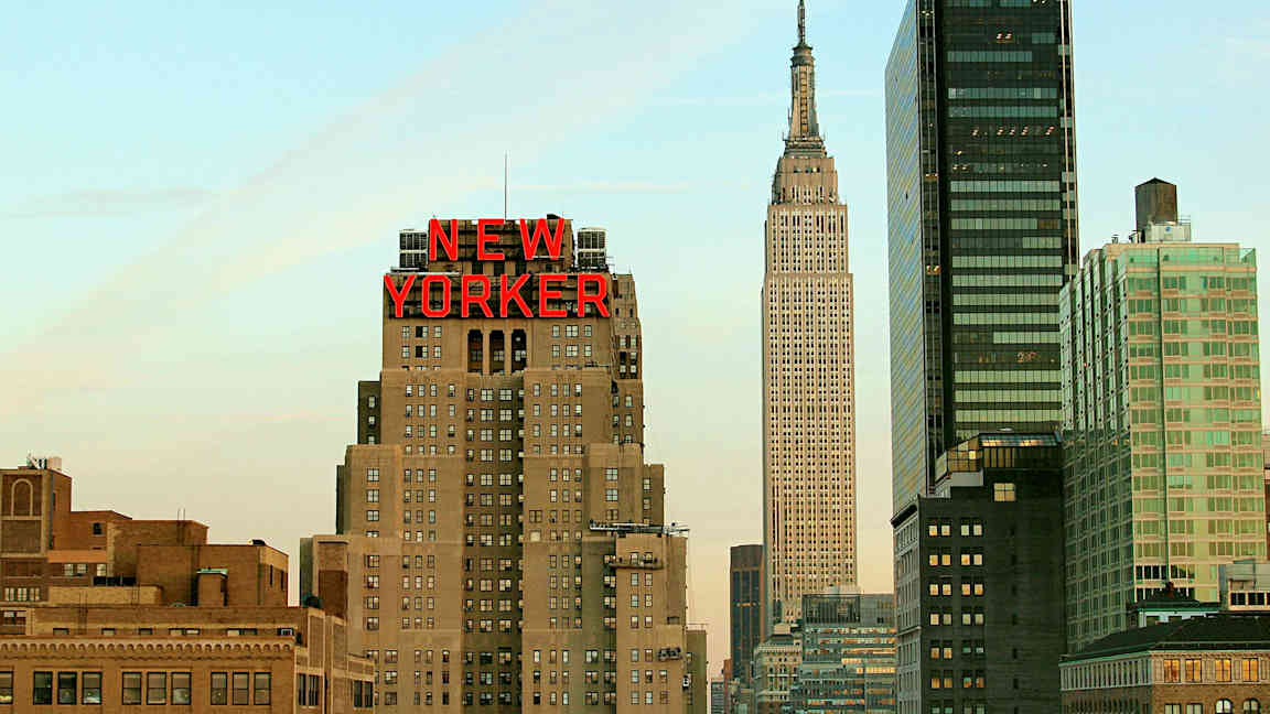 Et billede af byens silhuet med en bygning mærket "New Yorker" og omkringliggende skyskrabere. (AI-genereret tekst)