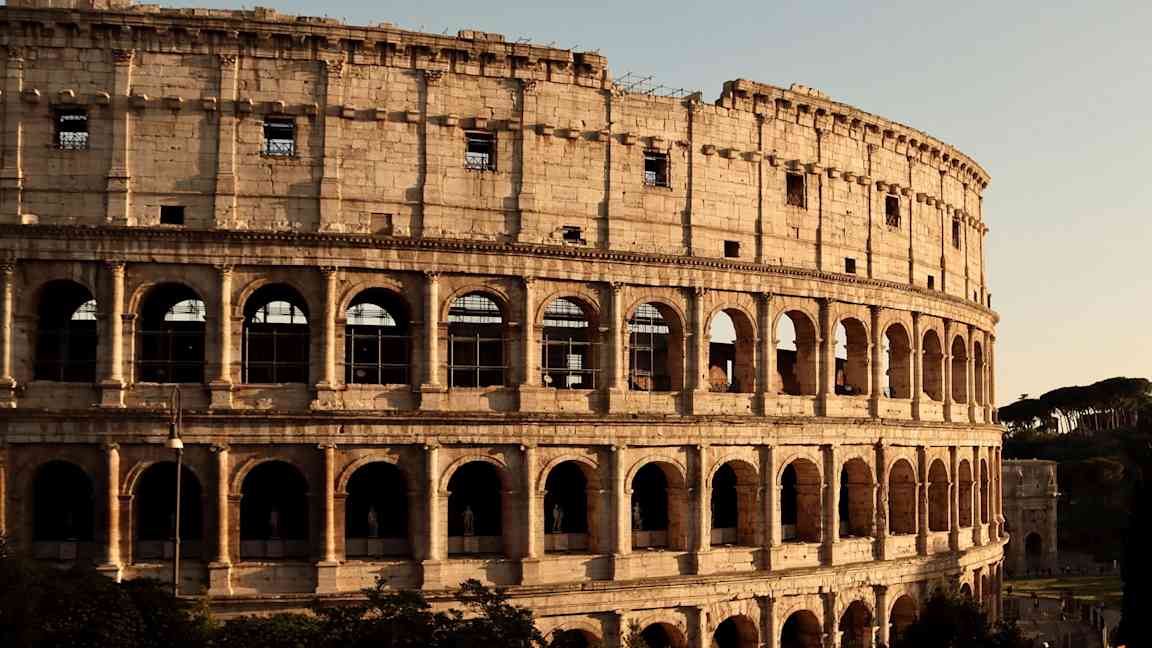 Billede af Colosseum i Rom, med en blå himmel i baggrunden. (AI-genereret tekst)
