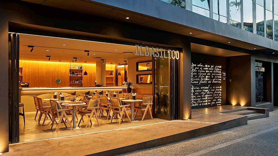 En restaurant med navnet Il Basilico, med moderne arkitektur og indretning. (AI-genereret tekst)