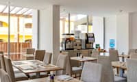 I restauranten serveres enkel morgenmadsbuffet samt frokost og middag fra menu