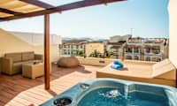 2-værelses lejlighed mod poolområdet og med tagterrasse med boblebad