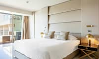 Suite med to rum og direkte adgang til privat, delt pool