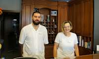 Alexandros og Alina har arbejdet på hotellet i mange år og tager sig godt af gæsterne