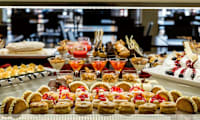 Nyd lækre desserter i hotellets buffetrestaurant