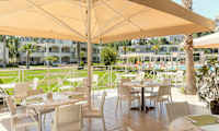 Der serveres morgenmad, frokost og aftensmad i hotellets buffetrestaurant