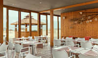 I hotellets kombinerede strandbar/a la carte-restaurant kan du nyde en BBQ-middag