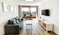 2-værelses lejlighed med balkon mod poolområdet og havet