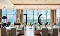 Kombineret a la carte-restaurant og bar
