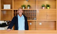 Paco i receptionen tager sig godt af gæsterne i ferien