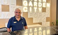 Cetin står tit i receptionen og sørger godt for gæsterne
