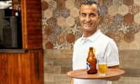 I poolbaren står Öner klar til betjene dig
