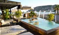 Hotellets gæster kan benytte relaxpoolen på søsterhotellet En Vie Beach