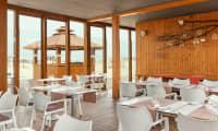 I hotellets kombinerede strandbar/a la carte-restaurant kan du nyde en BBQ-middag