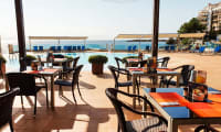 Hotellets a la carte-restaurant ligger på terrassen ved poolen