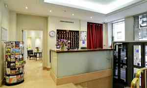 Hotellets reception med skranke og nøgleskab. (AI-genereret tekst)