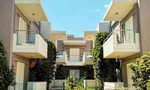 En moderne bygning med altaner og grønne planter. (AI-genereret tekst)