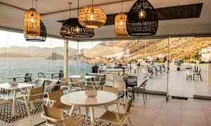 Moderne restaurant med havudsigt. (AI-genereret tekst)