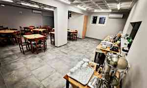 En spisesal med træstole og borde samt en buffet med serveringsudstyr. (AI-genereret tekst)