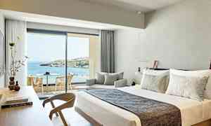 Hotelværelse med moderne indretning og udsigt over havet. (AI-genereret tekst)