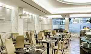 Billede af en moderne restaurant med marmorgulv, dækkede borde og beige stole. (AI-genereret tekst)