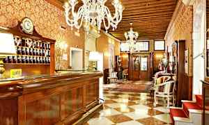 Hotellets lobby med reception, elegant indrettet med lysekroner og marmorgulv. (AI-genereret tekst)