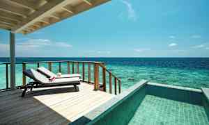 En terrasse med liggestole, havudsigt og en pool. (AI-genereret tekst)