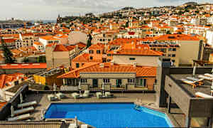 Hotellets pool på taget