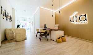 En reception med et skrivebord, stole og dekorationer på væggen. (AI-genereret tekst)