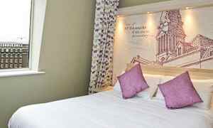 Hotelværelse med en stor seng, lilla puder og detaljeret vægmaleri bag sengen. (AI-genereret tekst)