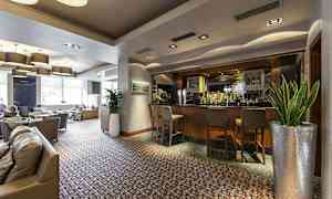 Lounge med bar og siddepladser. (AI-genereret tekst)