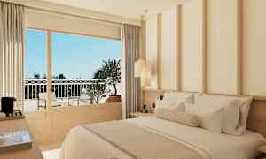 Et hotelværelse med moderne indretning og en dobbeltseng. Vindue viser en balkon med siddepladser. (AI-genereret tekst)