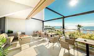 Lyst siddeområde med udsigt over havet. (AI-genereret tekst)