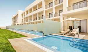 Billede af en moderne hotelbygning med private pools foran hvert værelse og liggestole under parasoller ved siden af poolsene. (AI-genereret tekst)