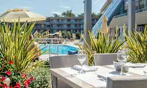 En bord med opdækning med udsigt til en pool og en bygning i baggrunden. (AI-genereret tekst)