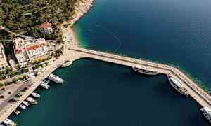 Luftfoto af en havn med både og tilstødende bygninger. (AI-genereret tekst)