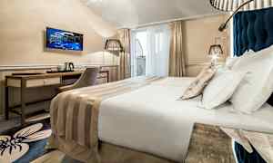 Moderne hotelværelse med dobbeltseng, skrivebord, stol og TV. (AI-genereret tekst)