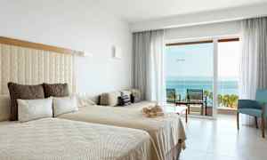 Moderne hotelværelse med havudsigt. (AI-genereret tekst)