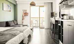 Et moderne hotelværelse med sovesofa, seng, køkkenudstyr og altan med udsigt. (AI-genereret tekst)