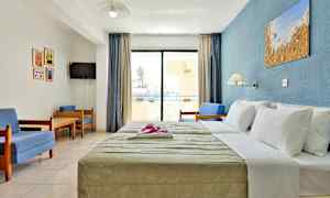 Et hotelværelse med en seng, siddegruppe og en balkon. (AI-genereret tekst)