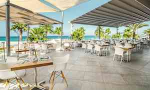 Restaurant med udendørs servering, udsigt over havet. (AI-genereret tekst)