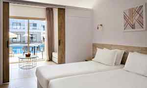 Hotelværelse med to enkeltsenge og udsigt til en udendørs pool og liggestole. (AI-genereret tekst)