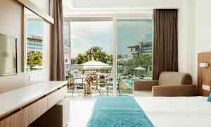 Hotelværelse med udsigt over poolområdet. (AI-genereret tekst)