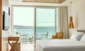 Hotelværelse med udsigt over havet. (AI-genereret tekst)