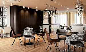 En moderne og indbydende café med stole og borde i en stilren indretning. (AI-genereret tekst)